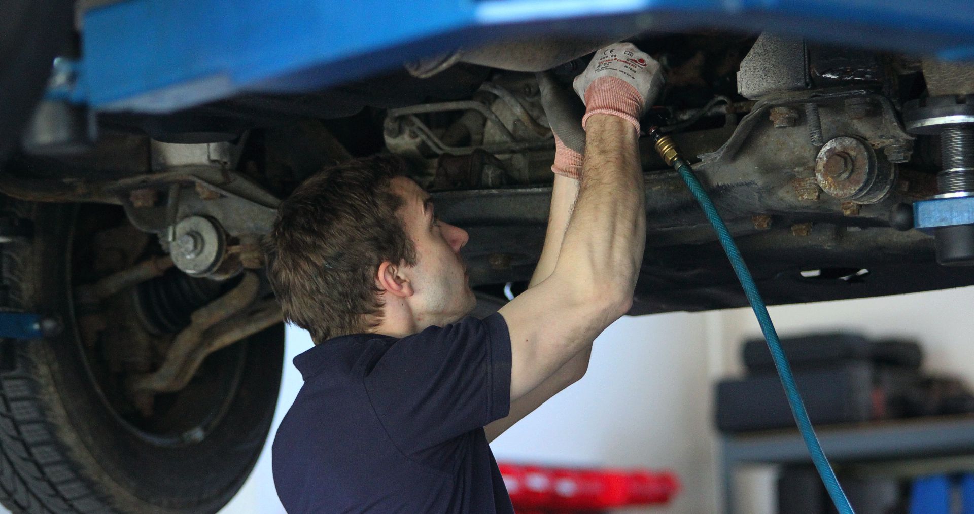 Erfahrener Mechaniker bei der Arbeit